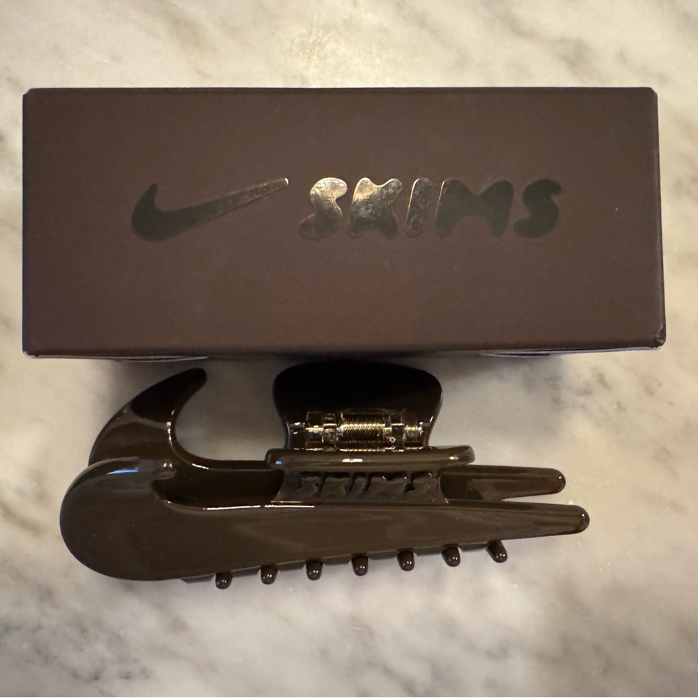 🪮 Skims x Nike In Store Exclusive Hair Clip in Dark Brown